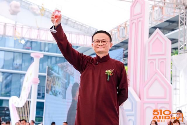 马云阿里日当证婚人,戴眼镜穿中式长衫,变身段