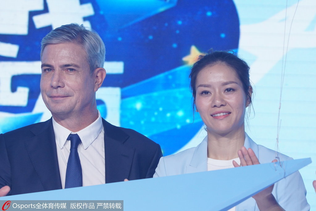 李娜踩高跟鞋淡妆亮相 同台PK辣妈侯佩岑