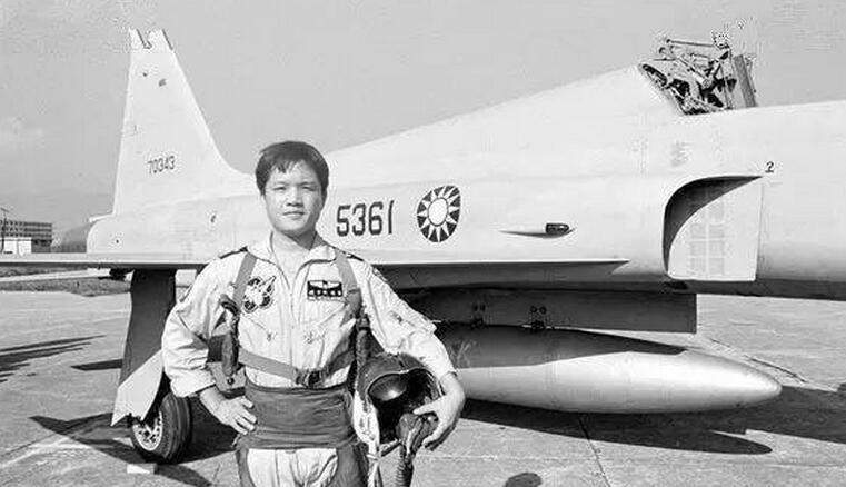 台湾飞行员开战机回大陆 如今成了将军