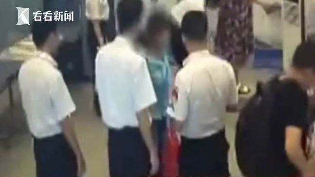 女子拒安检大闹机场:内衣裤要不要脱下来给你查 女子拒安检大闹机场:内衣裤要不要脱下来给你查