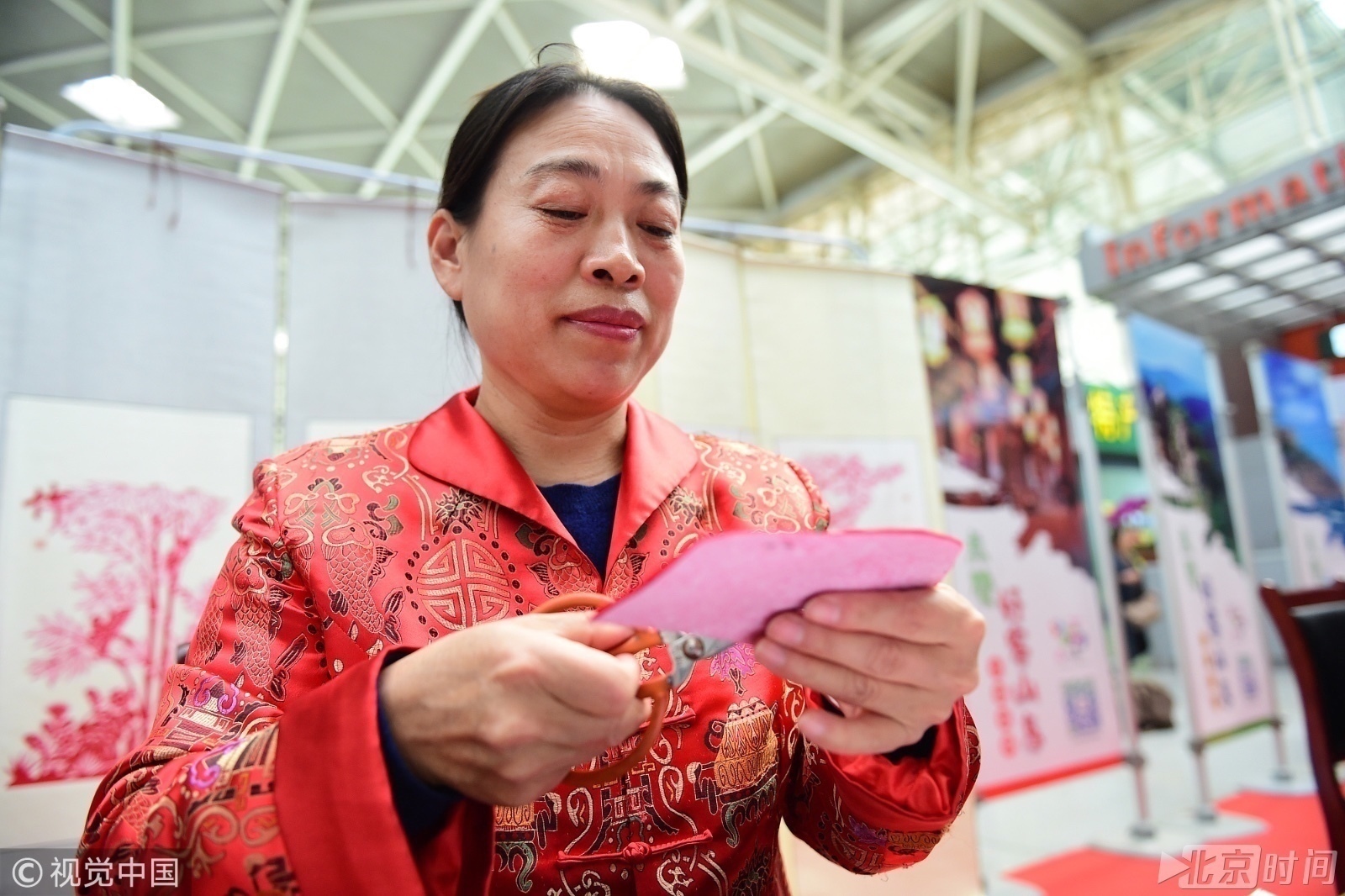 齐秀芳从小就跟姥姥学习剪纸,后来走出农村老家,将剪纸艺术做成事业.