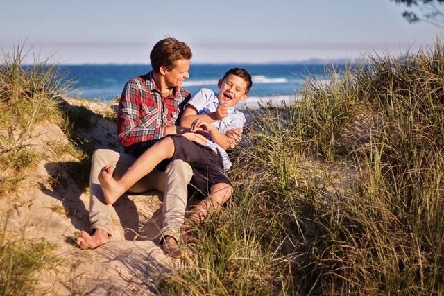 八岁男孩要跟妈妈一起睡觉,爸爸不让,孩子的话