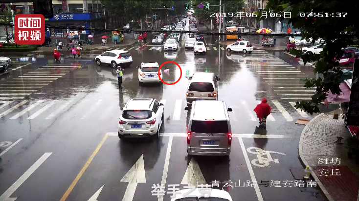 暖心！交警冒雨执勤被淋透 过路司机从车窗抛送雨伞