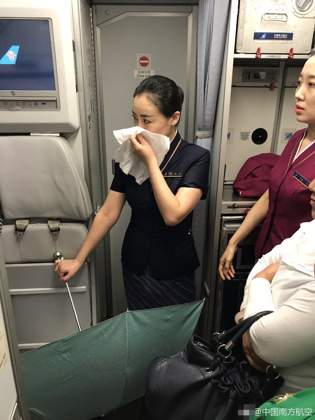 这5米距离 乘务长赤脚撑伞来回走20分钟 这5米距离 乘务长赤脚撑伞来回走20分钟