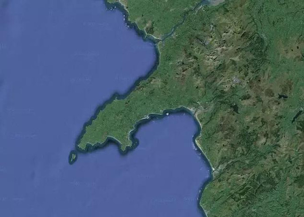 7. 威尔士（Wales）西北部的鸟瞰图  从上方鸟瞰威尔士的西北部让人不想歪都很难。虽然有些人认为它很像根凶巴巴指着人的手指，但是有些脑袋比较邪恶的人觉得它长得比较像另一个部位。