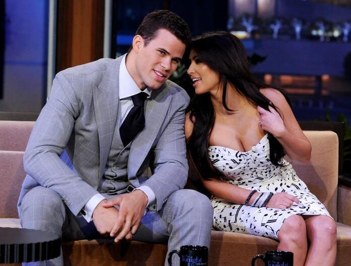 金与亨弗里斯
此后便是各大八卦头条对于卡戴珊的离婚事件进行狂轰滥炸的报道，消息人士更是爆料卡戴珊在离婚之前曾与NFL前男友雷吉-布什私会，卡戴珊对于亨弗里斯的婚姻不甚理想，亨弗里斯无法给予他完美浪漫的爱情，当卡戴珊渴望在前男友雷吉-布什身上寻求安慰的时候，前男友却狠狠将其拒绝，并放出“如果你不离婚的话我是不会跟你上床的”这样的狠话。