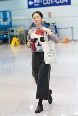 42岁的刘敏涛简单的白毛衣配牛仔裤宛如少女