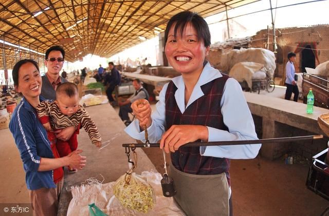 灵活就业女工满心期待着50岁退休,办理手续时