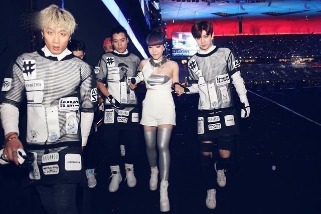 耍大牌?周冬雨换鞋工作人员帮忙,吴莫愁穿袜子