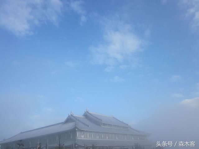 天府之国 从雷洞坪步行上山到金顶 下雨天黑风