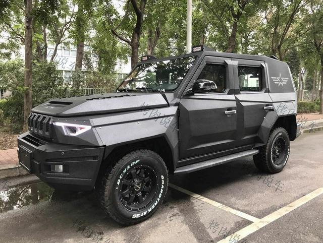 88万的国产防弹车 车主上完牌就把logo扣了