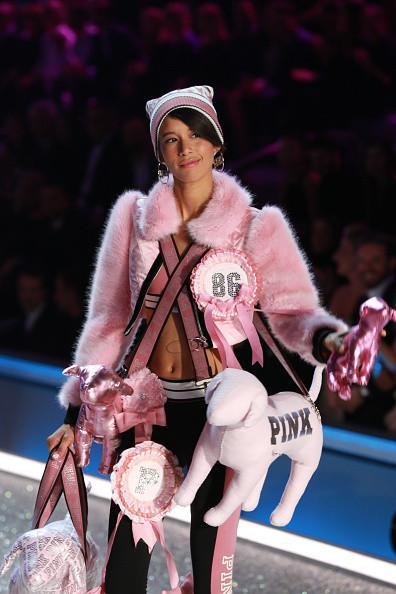 最近传出和23岁的德国模特儿洛雷娜蕾(左图)走得很近,又被爆和高学历