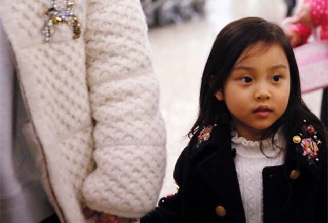 李小璐PGone情侣装现身机场,甜馨说了这句话