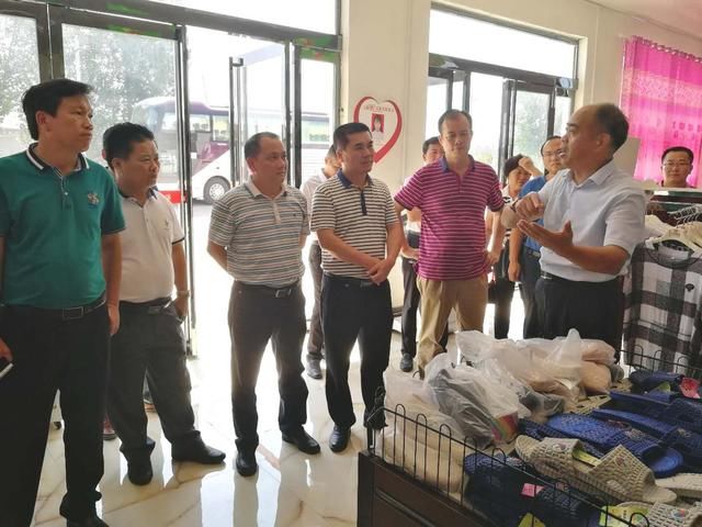 琼中县组织领导干部外出考察取经 助力脱贫摘