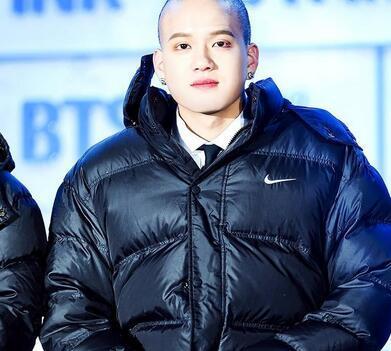 并在此次btob回归中以光头的模样大胆示人