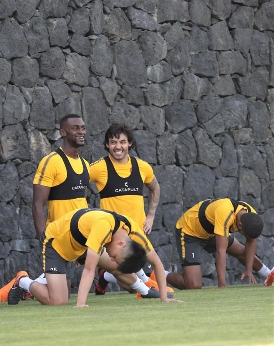 广州恒大官网更新一线队名单,七大外援独缺J马