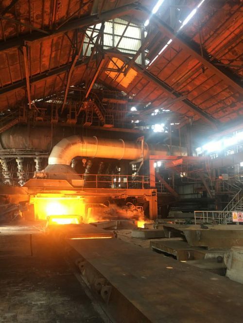 温度高达1490摄氏度的铁水沿着铁沟流入铁水罐车内,然后再送到炼钢厂