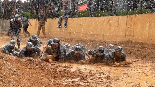 广西大学生军训有多“硬核”?画面曝光 广西大学生军训有多“硬核”?画面曝光