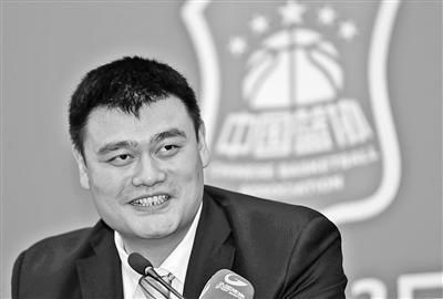 CBA又一场丑陋比赛!裁判看不清就判双方犯规