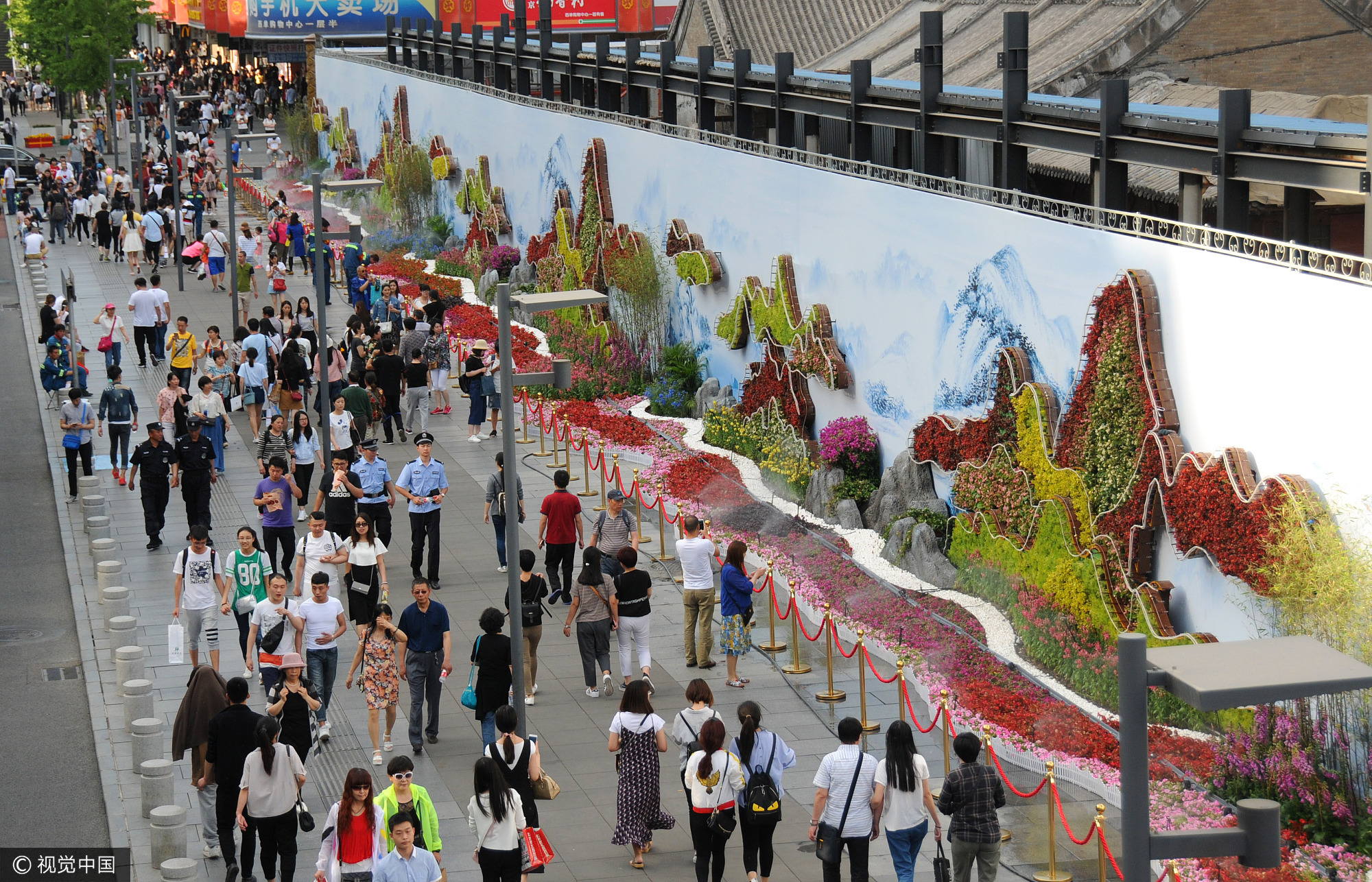 2017年5月14日，北京天高云淡,在西单街头，一组运用垂直绿化系统结合时令花卉的立体工艺植物生态墙完工亮相，庆贺“一带一路”高峰论坛召开。