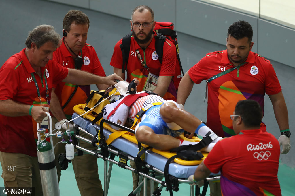 医护人员奋力抢救。