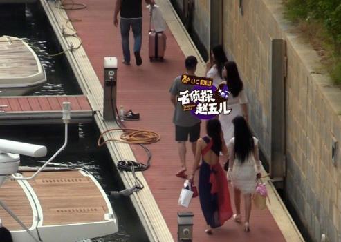 李亚鹏被拍与美女同游三亚 两人挽手好亲密