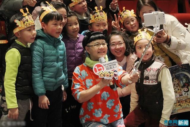 52岁金龟子亮相一口黄烟牙 戴发箍卖萌童颜永