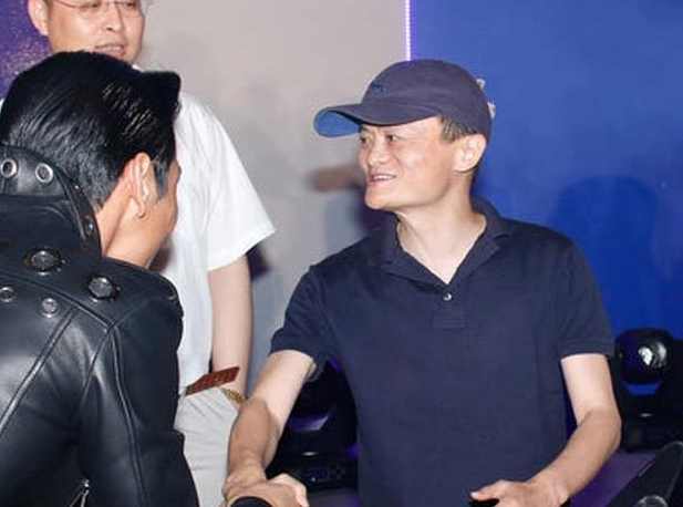 向华强大儿子向佐,为人谦逊,和马云握手时弯着