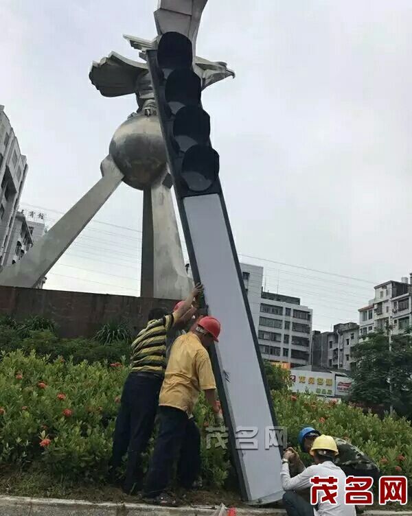 摘要:日前,信宜市公安交警等部门在该市人民北路自来水厂,城雕飞鹰