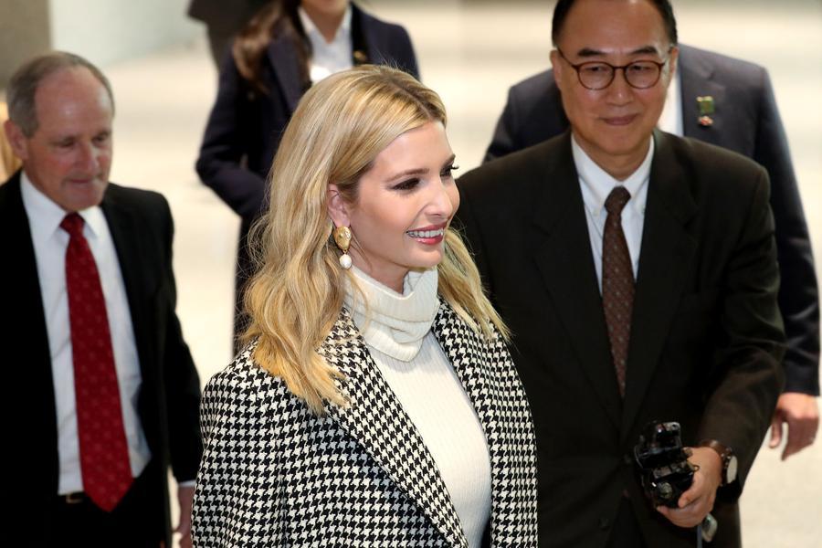 2018年2月23日，首尔，2018平昌冬奥会，特朗普女儿伊万卡·特朗普抵韩将出席闭幕式，机场优雅出镜，大方挥手获众人簇拥。