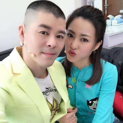 《跨界歌王》文松的老婆亮相,赵本山徒弟媳妇果真一个比一个漂亮