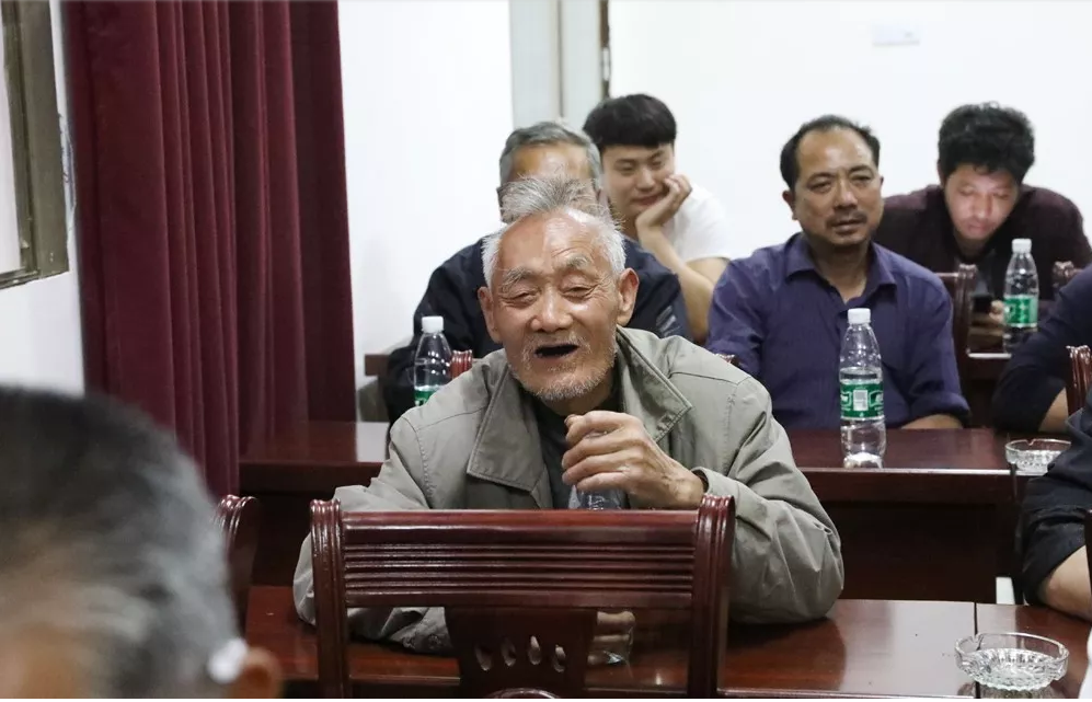 熊孙魁夜宿华坛山宣讲脱贫政策