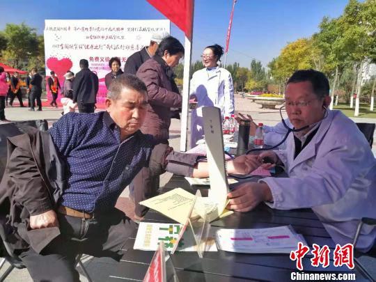 青海省在扶贫日当天开展慈善义诊活动(图5) 青海省在扶贫日当天开展慈善义诊活动(图5)