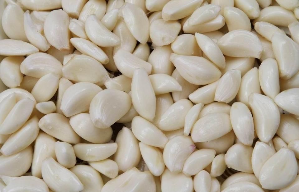 50岁大妈吐血力荐,农田里的大蒜擦脸祛斑美白