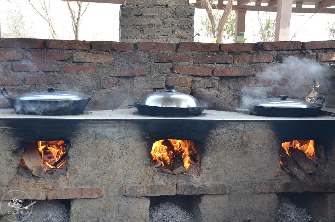 农村大姐烧柴火炖鸡肉,一锅只做一只鸡,想吃要排队
