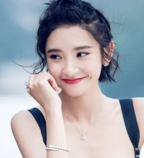 短发的赵丽颖周冬雨不烫不染,发型依然多变的