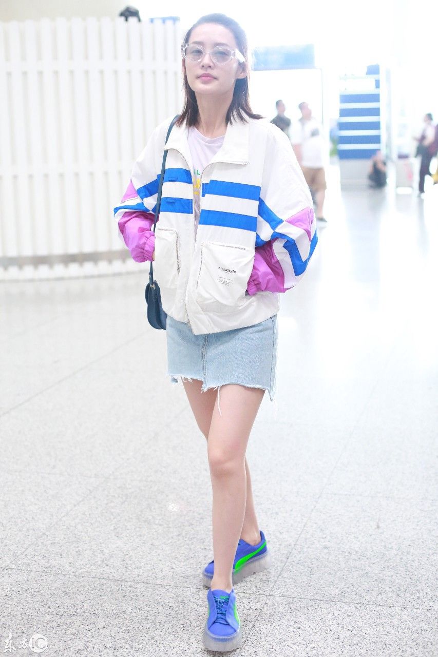 李沁外套搭配牛仔裙现身机场,网友:鞋子颜色和