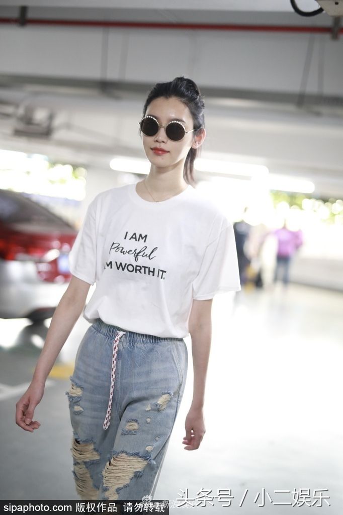 奚梦瑶白色字母T恤配破洞牛仔裤清爽干净 高马