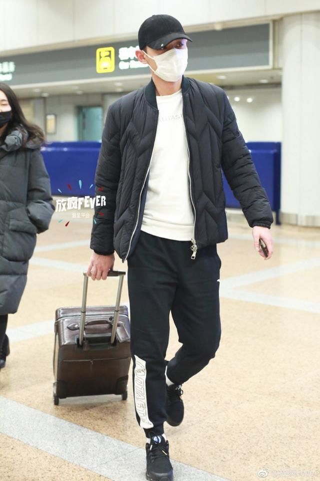 张继科一身大牌现机场却穿成路人甲!网友:让景甜帮忙搭配下