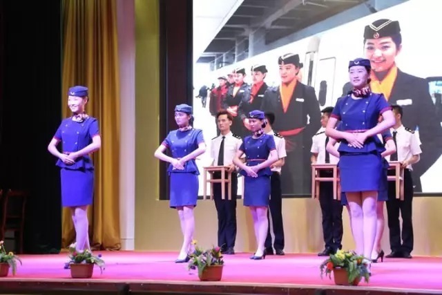 渭南市轨道交通运输高级技工学校招生说明会上学生专业技能展示登峰造极