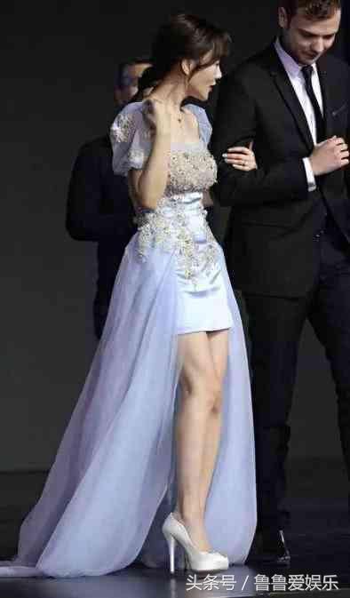 李小璐出席活动礼服暴露她的心机!网友:衣品反