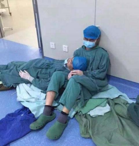 镜头下:疲惫不堪入睡的医生