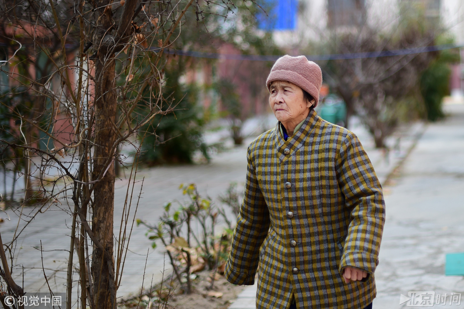 好人终有好报!73岁老太太为养家修鞋20年 残疾儿长大成家回报养母