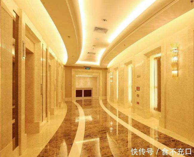 女子醉酒回旅馆走错房间,折腾一宿全身酸痛,男