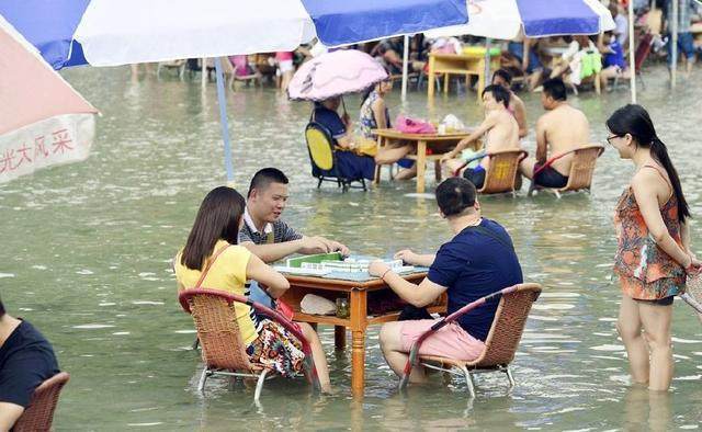 搞笑图片幽默段子笑话:天太热,我只能这样避暑