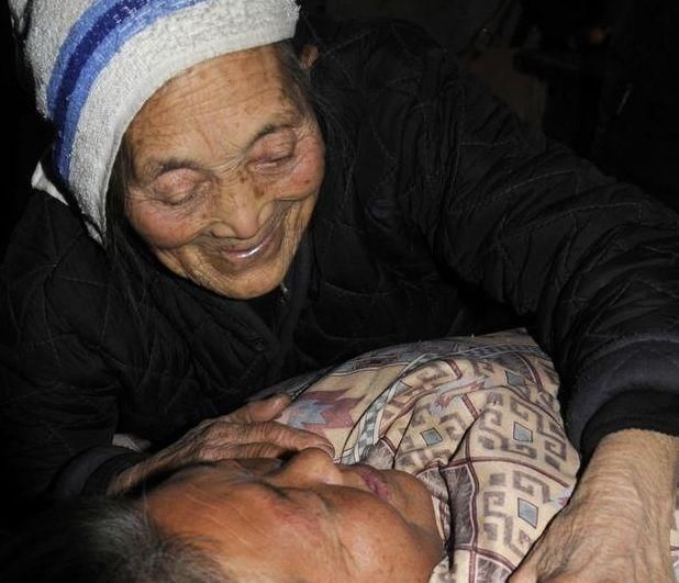 婆婆瘫痪,老公带情人去旅游,我说的话,婆婆把老公头砸出血