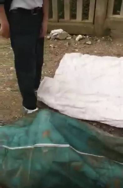 凌晨4点42分，老陈报了警，然后就痴痴的守在现场，伴随着不安的预感越来越强烈，希望一点点弱下去。由消防、城管、环卫工、街道办各种工作人员组成的临时救援组，一刻不休的排水，挖淤泥，打捞。这个涵洞隧道大约有300米长，一头是贵昆路，一头是牛街庄新村。