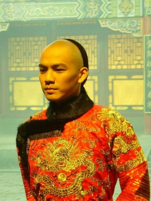 张纪中版《鹿鼎记》邀请小哇钟汉良和黄晓明分别出演康熙和韦小宝，教主版的韦小宝令人咋舌，钟汉良版的康熙兼具霸气和诙谐，圈粉无数。