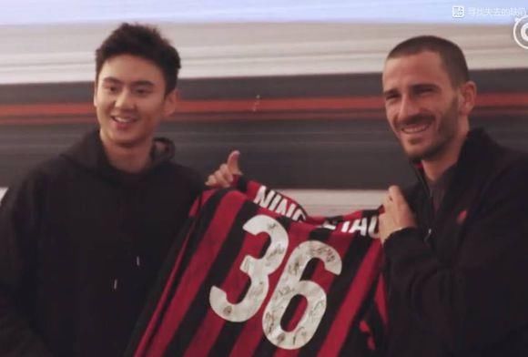 宁泽涛竟跟AC米兰球员一块颠球:被中国游泳耽