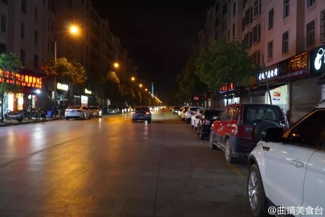 曲靖最繁华的烧烤一条街,据说这家海鲜粥一人